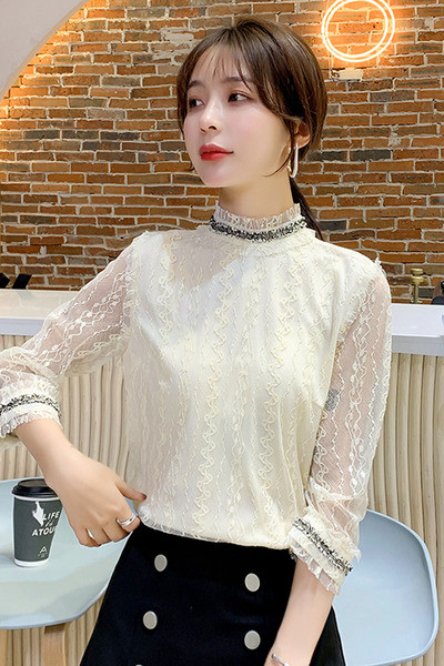 Modernus moteriškas palaidinės platus modelis su pusiau aukšta apykakle