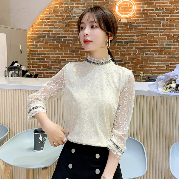 Modernus moteriškas palaidinės platus modelis su pusiau aukšta apykakle