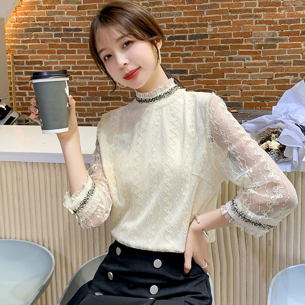 Modernus moteriškas palaidinės platus modelis su pusiau aukšta apykakle