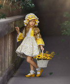 Trumpa vaikiška suknelė ilgomis plačiomis rankovėmis ir ovalia iškirpte