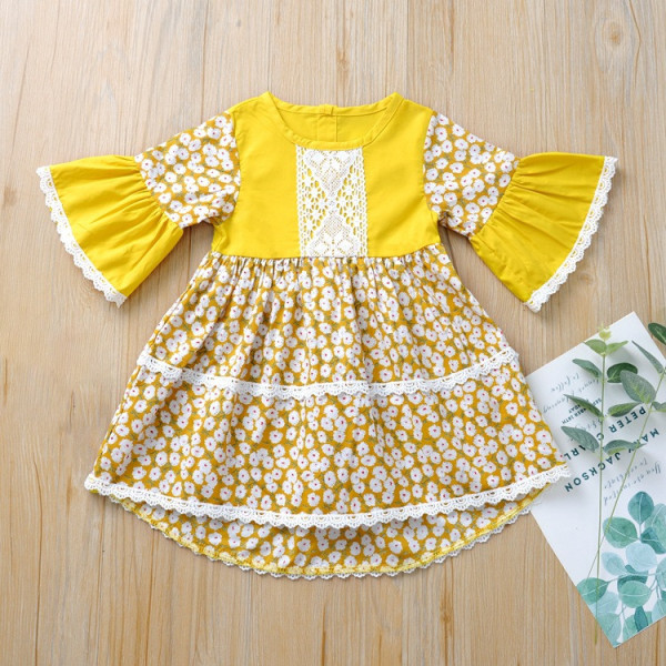 Trumpa vaikiška suknelė ilgomis plačiomis rankovėmis ir ovalia iškirpte