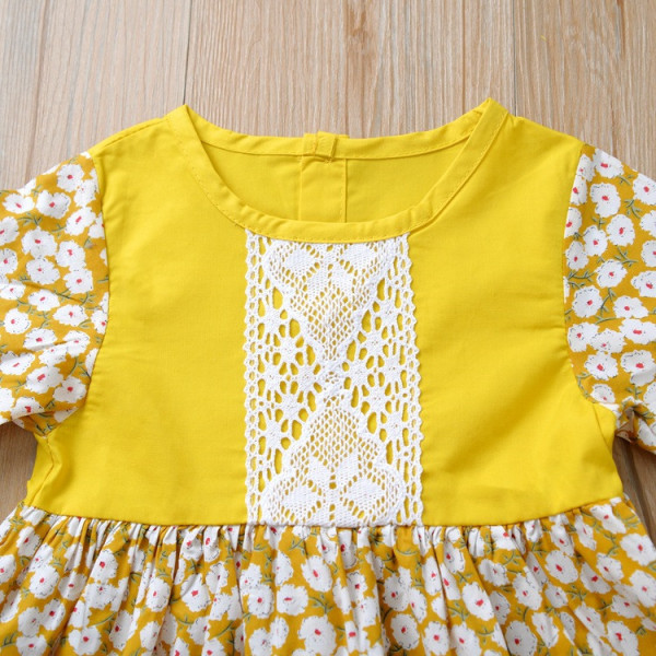 Trumpa vaikiška suknelė ilgomis plačiomis rankovėmis ir ovalia iškirpte