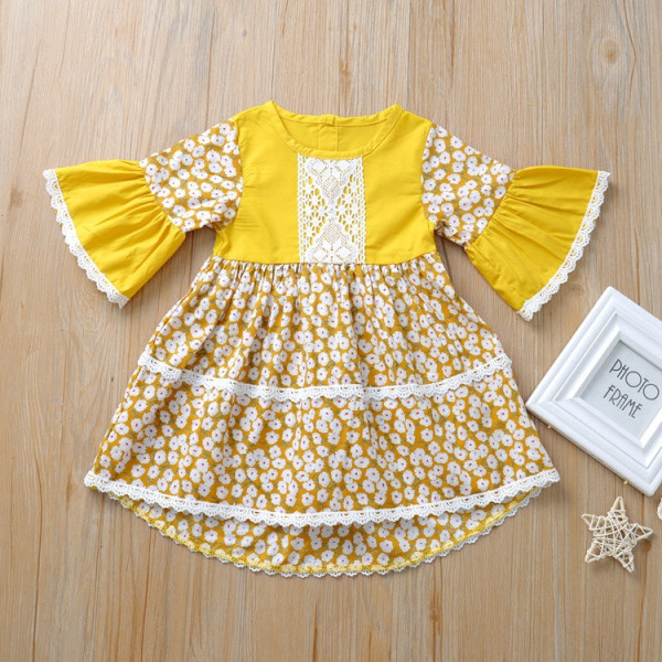 Trumpa vaikiška suknelė ilgomis plačiomis rankovėmis ir ovalia iškirpte