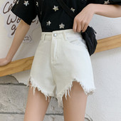 Ikdienas sieviešu īsie džinsi ar saplēstu labo un augstu vidukli