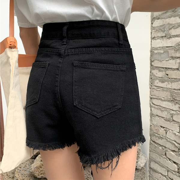 Ikdienas sieviešu īsie džinsi ar saplēstu labo un augstu vidukli