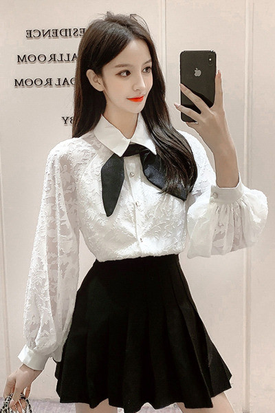 Plačios baltos spalvos moteriški marškinėliai