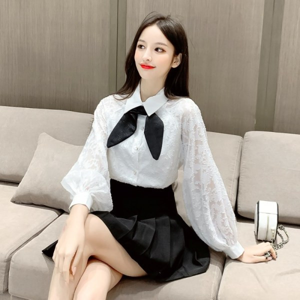 Plačios baltos spalvos moteriški marškinėliai