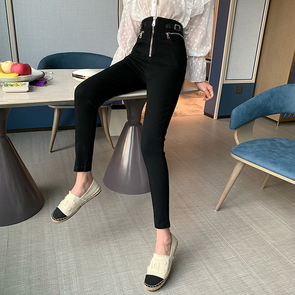 Šiuolaikinės juodos moteriškos kelnės aukštu juosmeniu, su užtrauktukais ir sagtimi