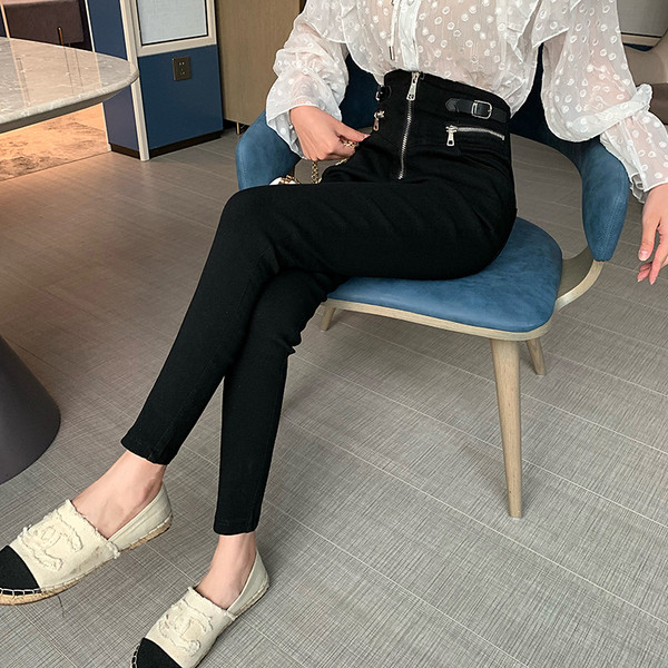 Šiuolaikinės juodos moteriškos kelnės aukštu juosmeniu, su užtrauktukais ir sagtimi