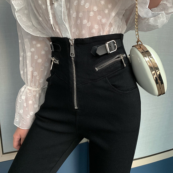 Šiuolaikinės juodos moteriškos kelnės aukštu juosmeniu, su užtrauktukais ir sagtimi