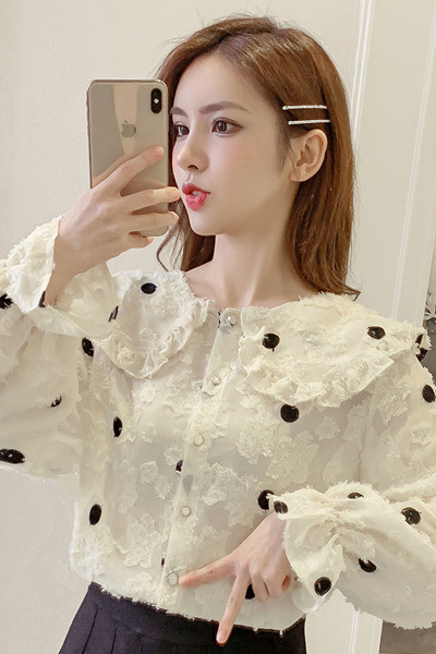 Дамска актуална риза в бял цвят с овално деколте