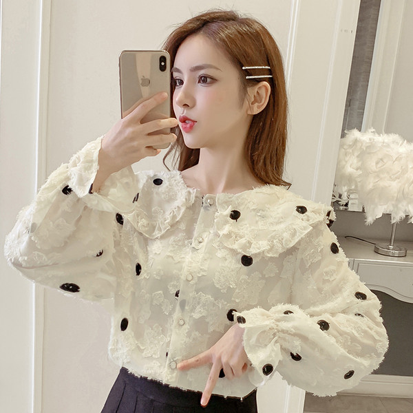 Дамска актуална риза в бял цвят с овално деколте