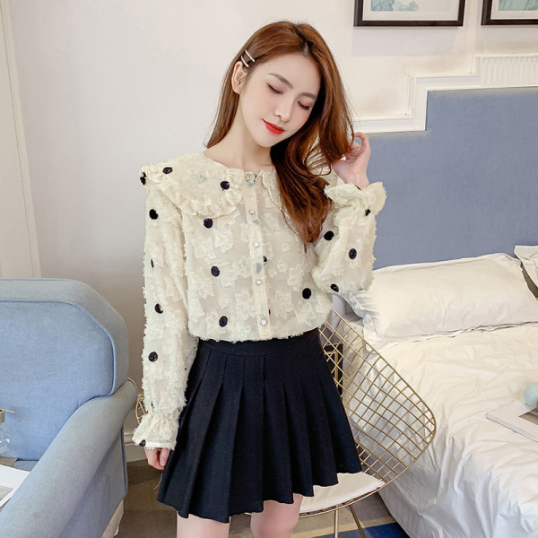 Дамска актуална риза в бял цвят с овално деколте