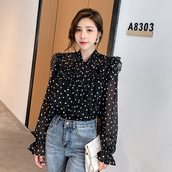 Modernūs moteriški balti ir juodi marškiniai su V formos iškirpte