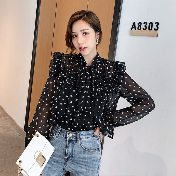 Modernūs moteriški balti ir juodi marškiniai su V formos iškirpte