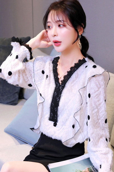 Aktuális női ing fehér színben, spitz nyakkivágással és csipkével