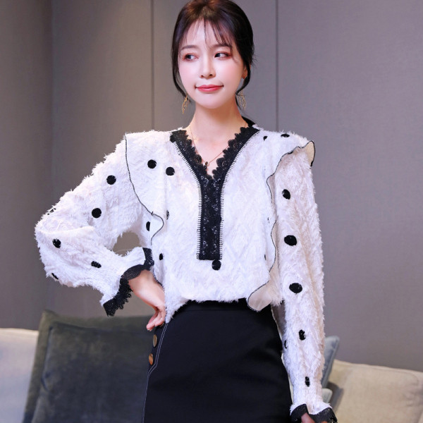 Aktuális női ing fehér színben, spitz nyakkivágással és csipkével