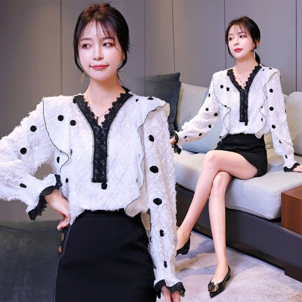 Aktuális női ing fehér színben, spitz nyakkivágással és csipkével