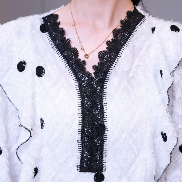 Aktuális női ing fehér színben, spitz nyakkivágással és csipkével