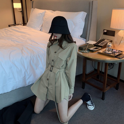 Pavasara sieviešu kleita ar jostiņu un pogām