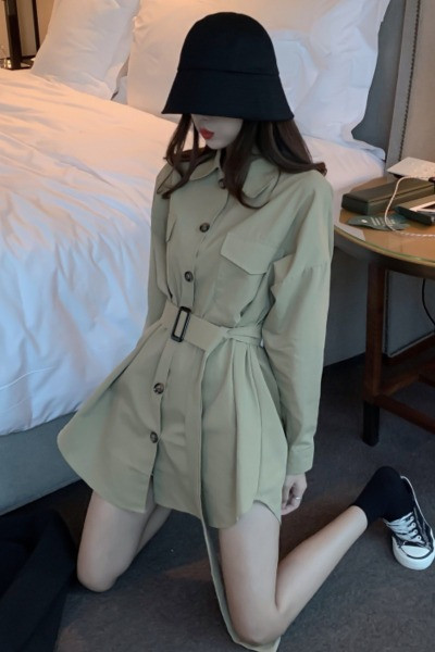 Pavasara sieviešu kleita ar jostiņu un pogām