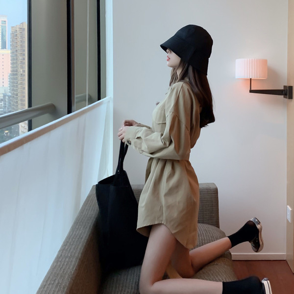 Pavasara sieviešu kleita ar jostiņu un pogām