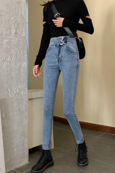 Naiste vabaaja teksapükstega mudel kõrge vöökoha ja metallelementidega