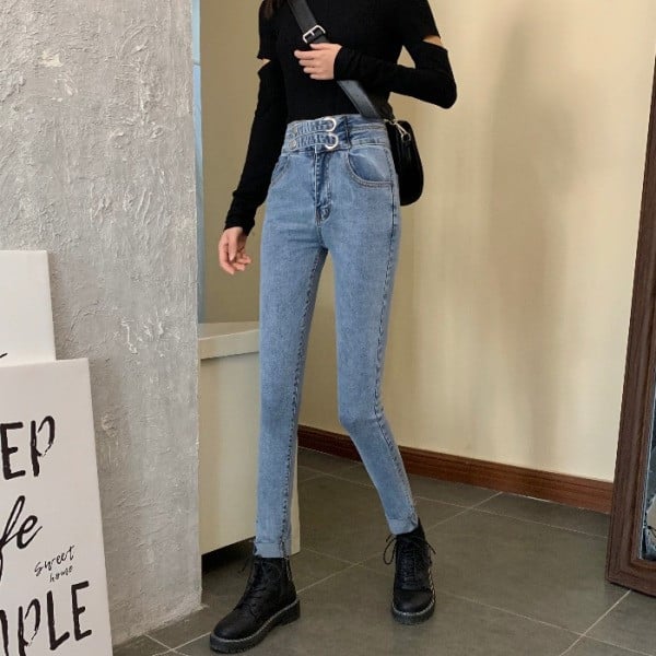 Naiste vabaaja teksapükstega mudel kõrge vöökoha ja metallelementidega