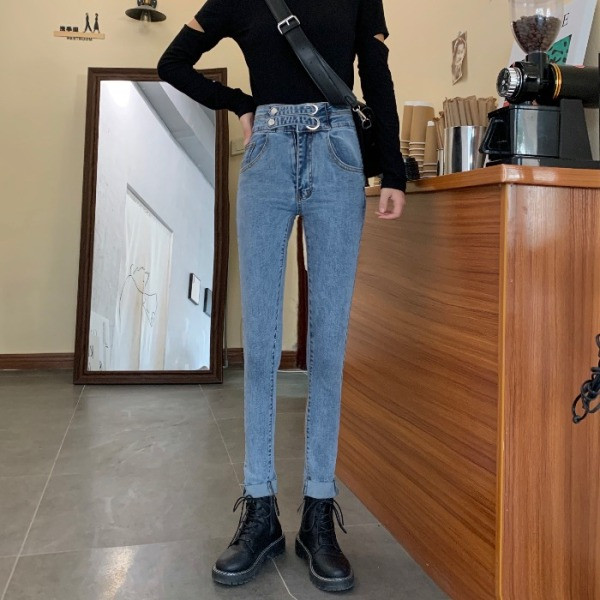 Naiste vabaaja teksapükstega mudel kõrge vöökoha ja metallelementidega