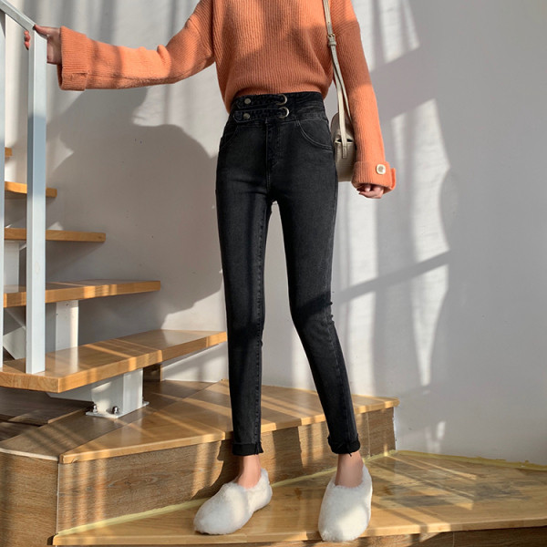 Naiste vabaaja teksapükstega mudel kõrge vöökoha ja metallelementidega