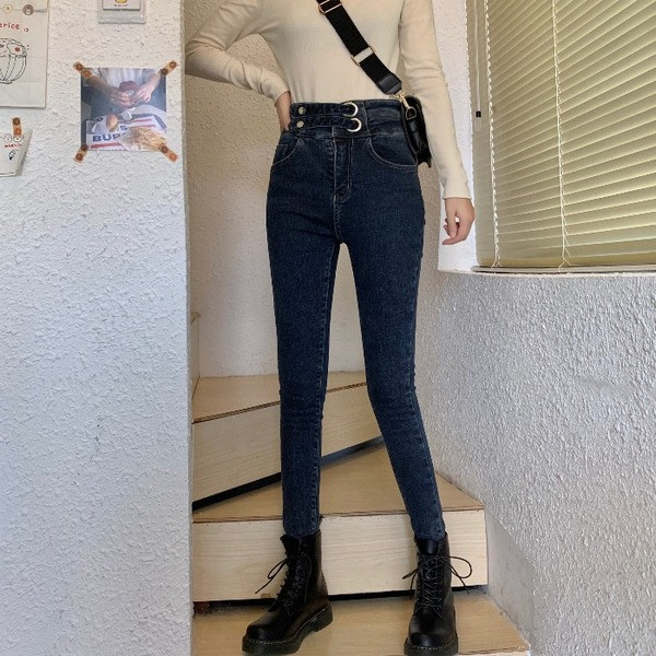 Naiste vabaaja teksapükstega mudel kõrge vöökoha ja metallelementidega