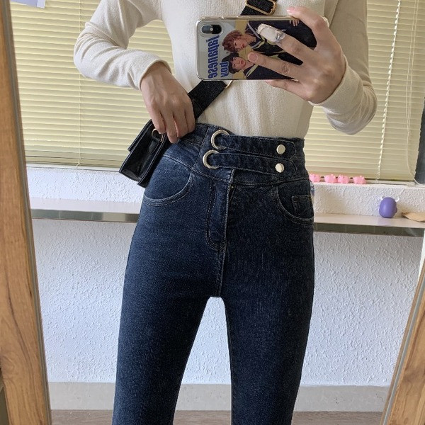 Naiste vabaaja teksapükstega mudel kõrge vöökoha ja metallelementidega