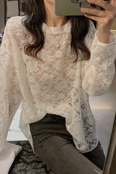 Moteriškos laisvalaikio nėriniuotos palaidinės platus modelis