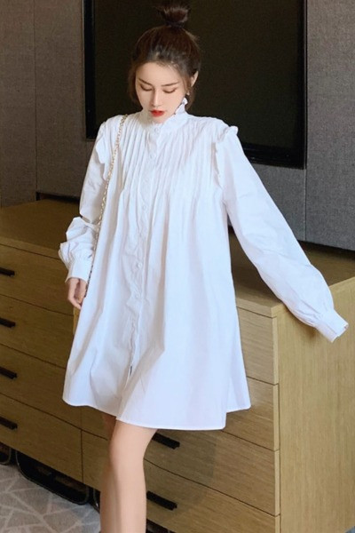 Plata sieviešu kleita ar pogām un pusaugstu apkakli