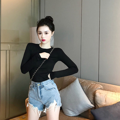 Sieviešu ikdienas blūze ar garām piedurknēm un ovālu kakla izgriezumu - tīrs modelis