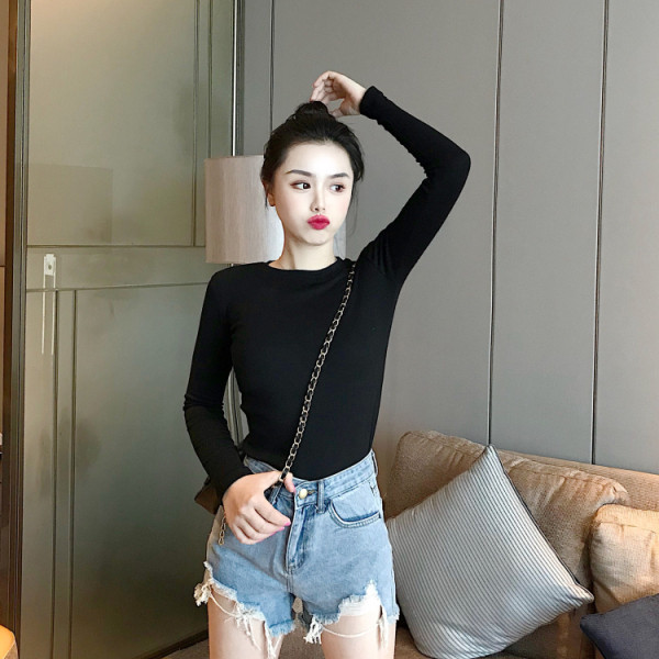 Sieviešu ikdienas blūze ar garām piedurknēm un ovālu kakla izgriezumu - tīrs modelis