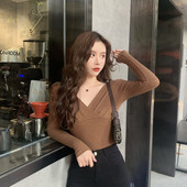 Modern női blúz spitz nyakkivágással és hosszú ujjal