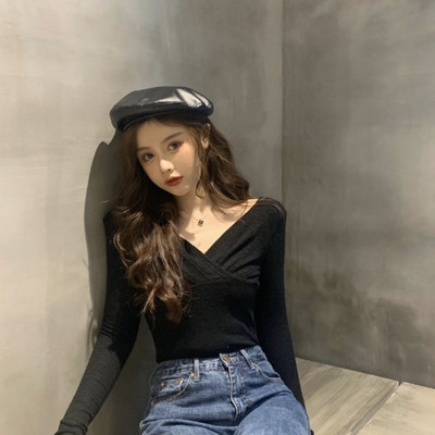 Modern női blúz spitz nyakkivágással és hosszú ujjal