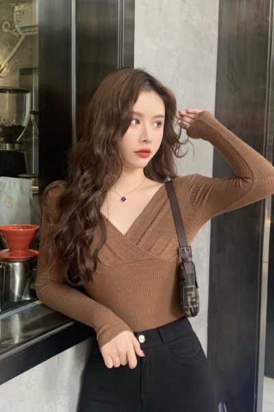 Modern női blúz spitz nyakkivágással és hosszú ujjal