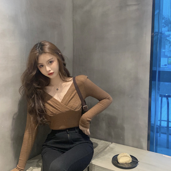 Modern női blúz spitz nyakkivágással és hosszú ujjal