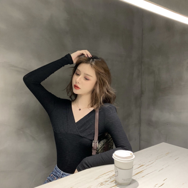 Modern női blúz spitz nyakkivágással és hosszú ujjal