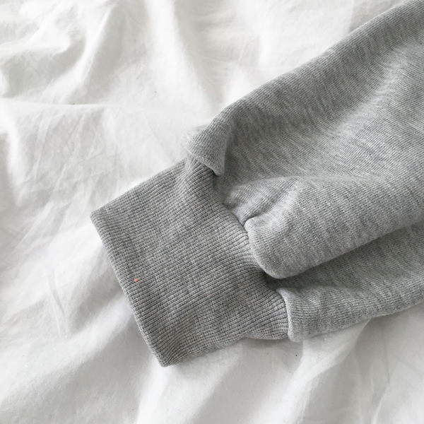 Moteriška laisvalaikio palaidinė ilgomis rankovėmis ir gobtuvu