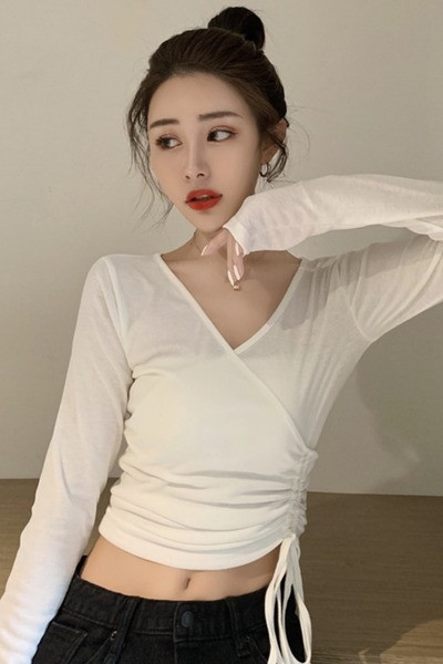 Вталена дамска блуза с шпиц деколте и връзки