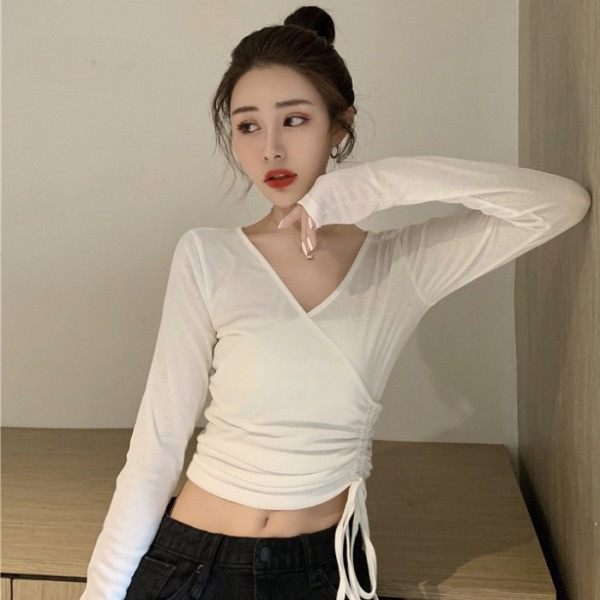 Вталена дамска блуза с шпиц деколте и връзки