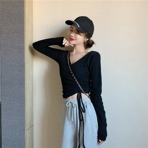 Вталена дамска блуза с шпиц деколте и връзки