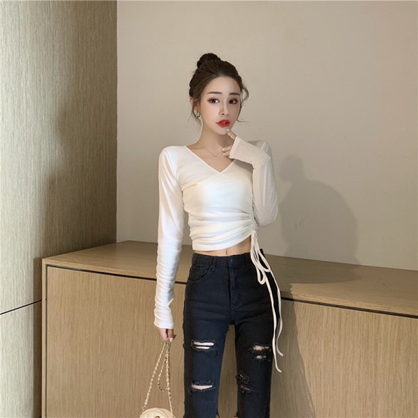 Вталена дамска блуза с шпиц деколте и връзки