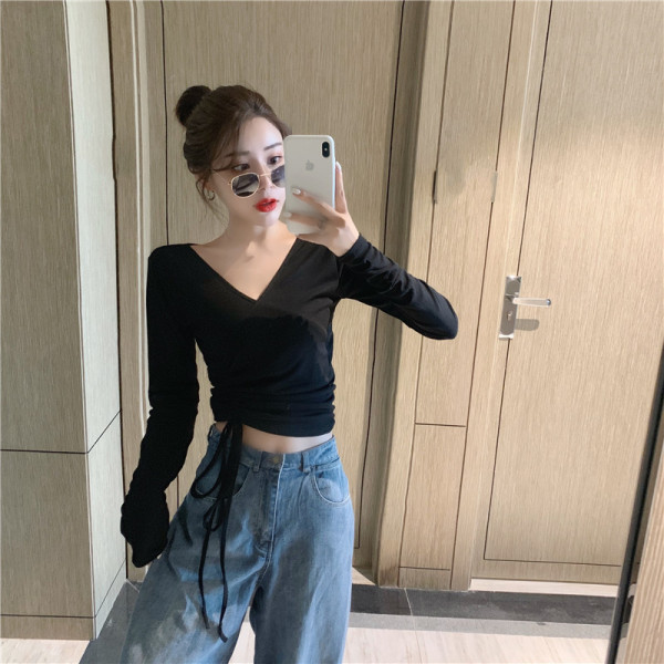 Вталена дамска блуза с шпиц деколте и връзки