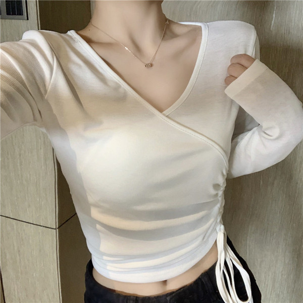 Вталена дамска блуза с шпиц деколте и връзки