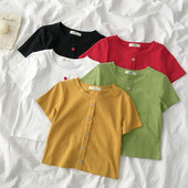 Sieviešu t-krekls ar pogām un ovālu kakla izgriezumu