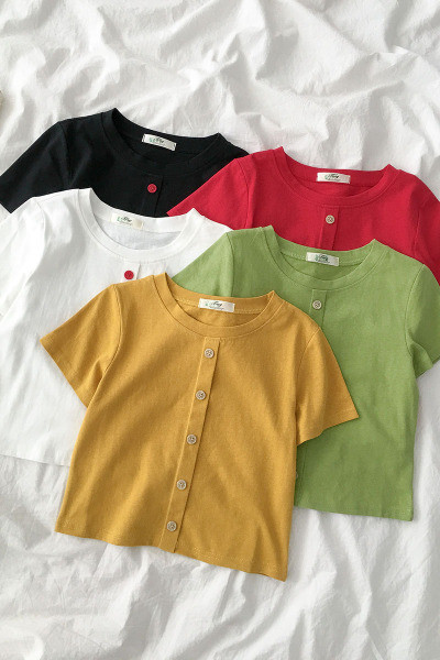 Sieviešu t-krekls ar pogām un ovālu kakla izgriezumu